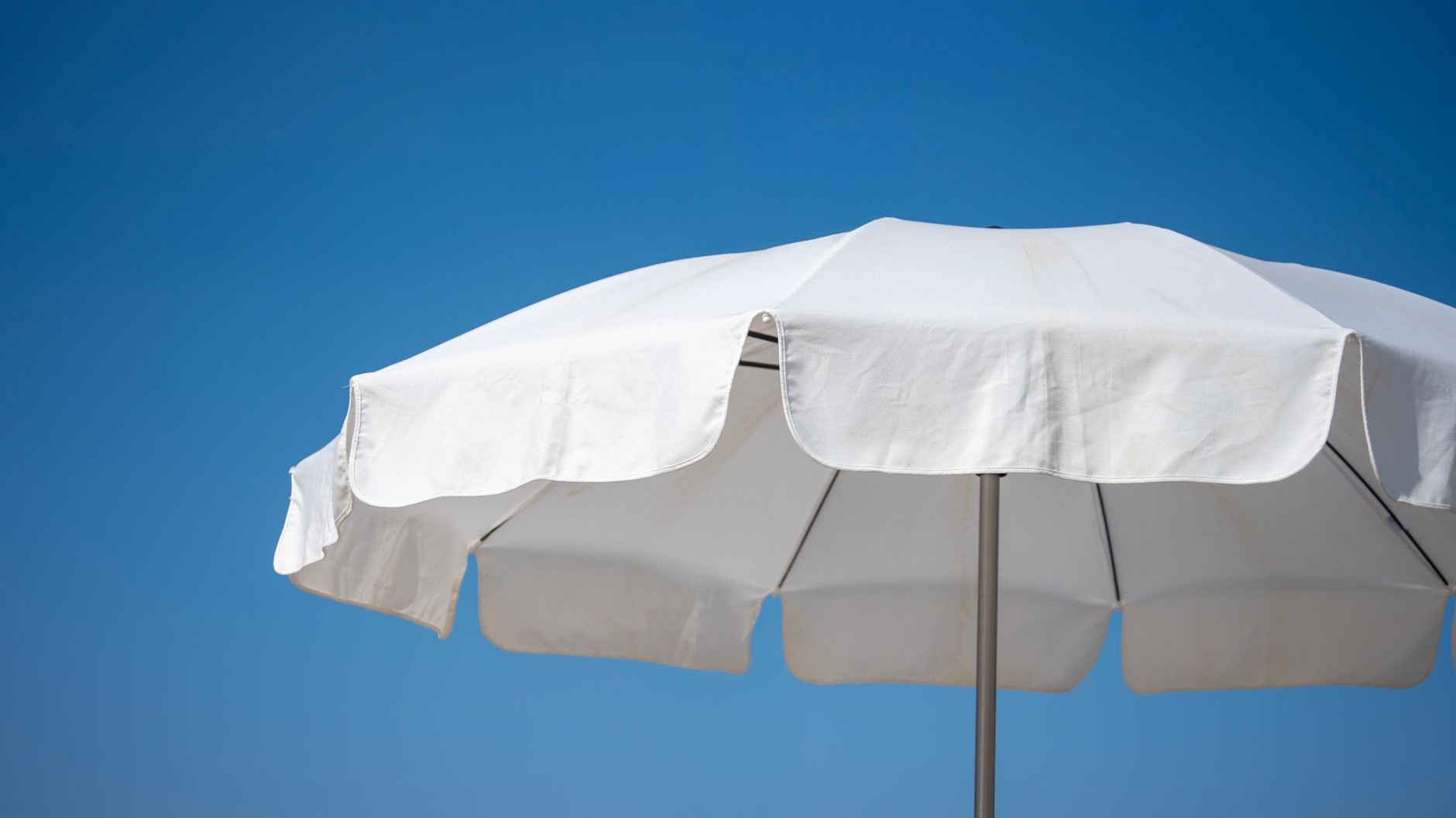 Ils ne rentrent plus leur parasol chaque soir depuis que Gifi a sorti ce modèle inclinable à 7,99 €