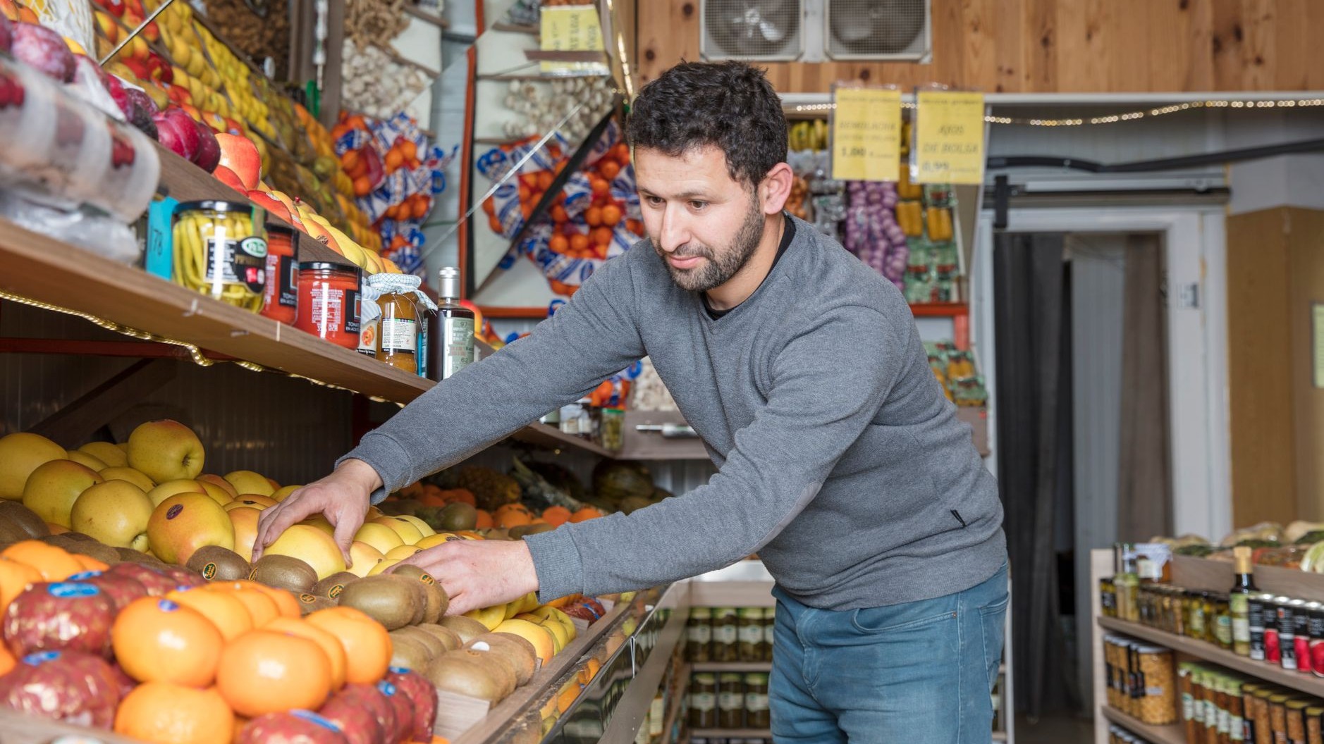 Les habitués ne passent jamais au rayon fruits et légumes de Grand Frais à l'ouverture : le moment de la matinée où les lo...
